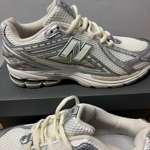 New balance unisex shoes size 5 women 8 color white and silver